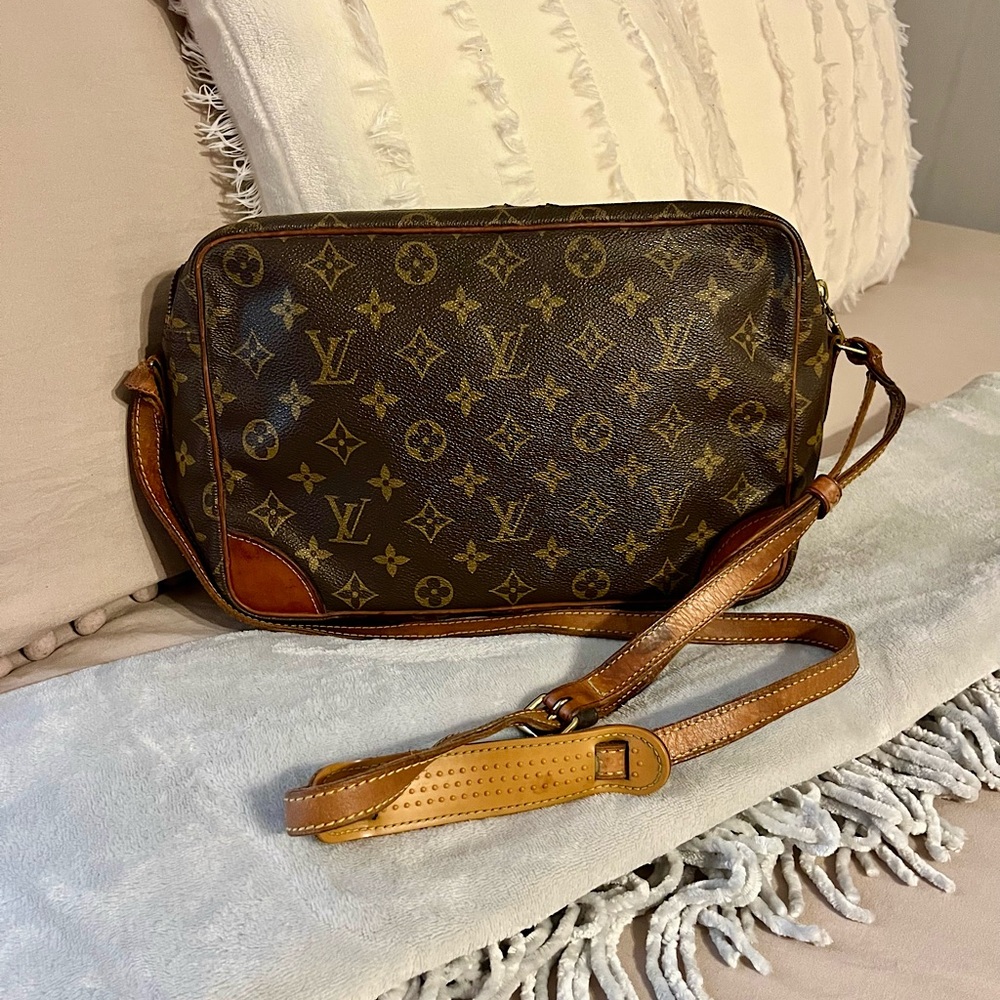 Authentic Louis Vuitton Monogram Trocadero 30 Shoulder Bag MB0987